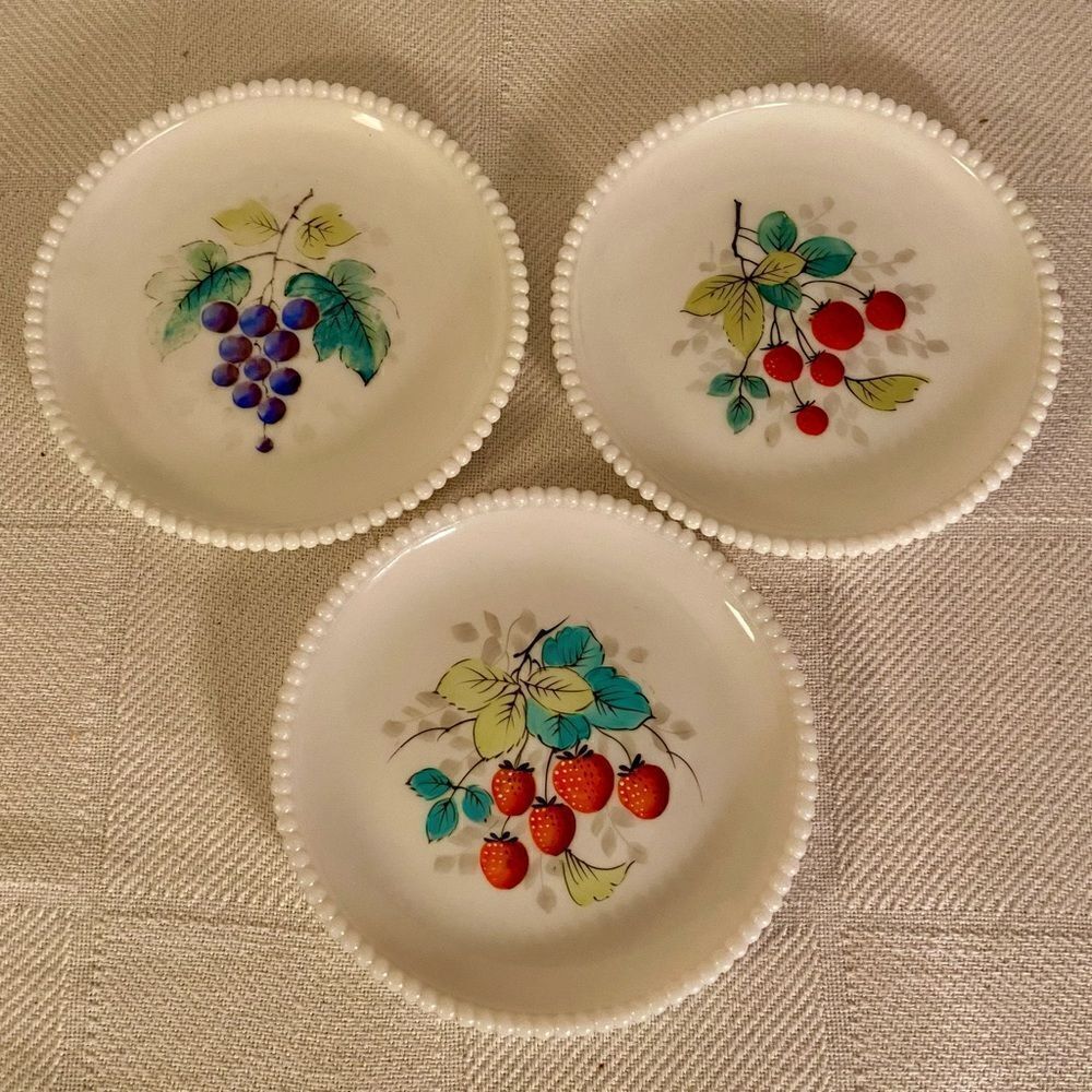 Vtg Set Of 3 WESTMORELAND Hobnail Edge Painted Milk Glass Plate Grapes & Berries